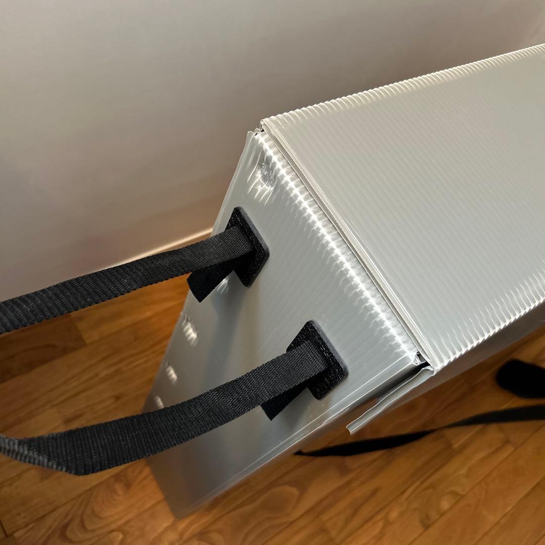 大型　グレーの折りたたみ作品収納ケース