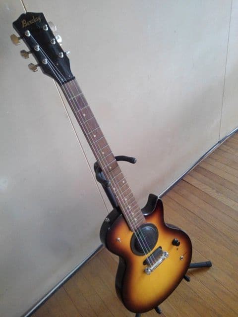 ◎激渋！激珍！ギブソンレスポールそっくりミニエレキギター・高級ソフトケース付き！