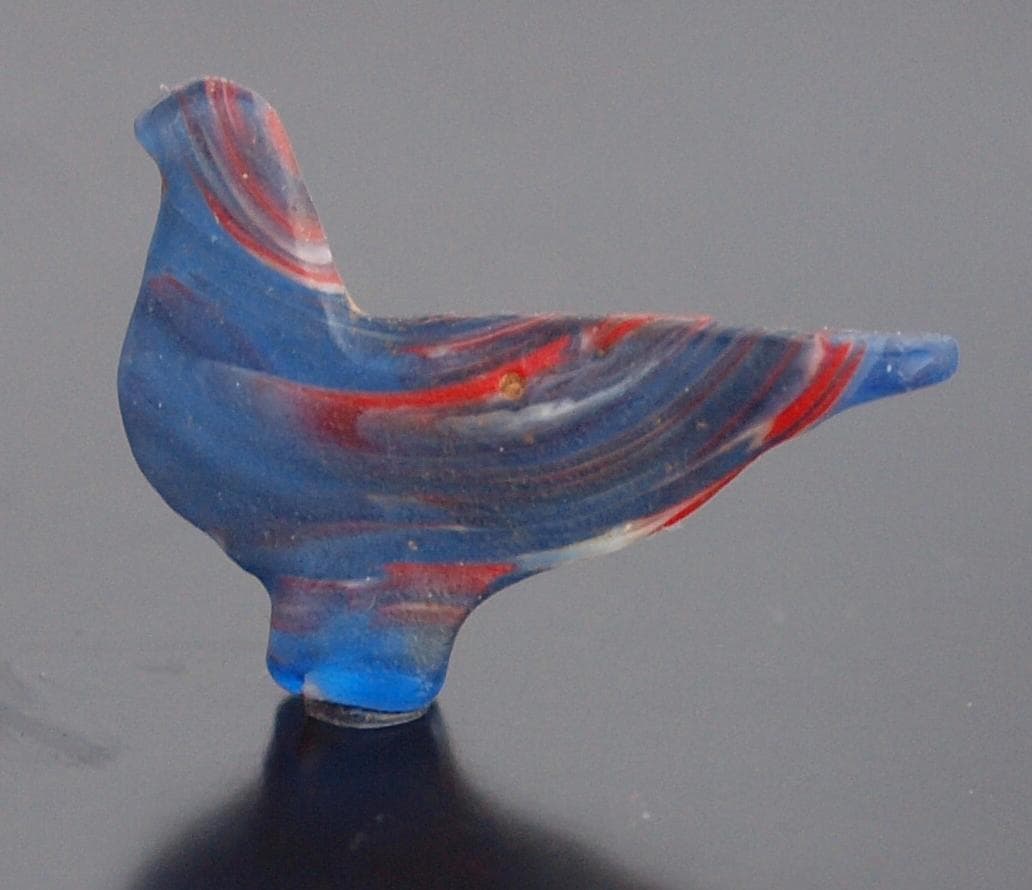 クリアな青など多色ガラス折込、平板状の鳥玉、イスラム期の名品900～1100年頃