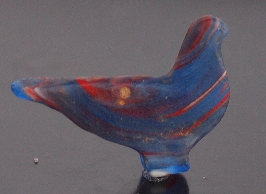 クリアな青など多色ガラス折込、平板状の鳥玉、イスラム期の名品900～1100年頃