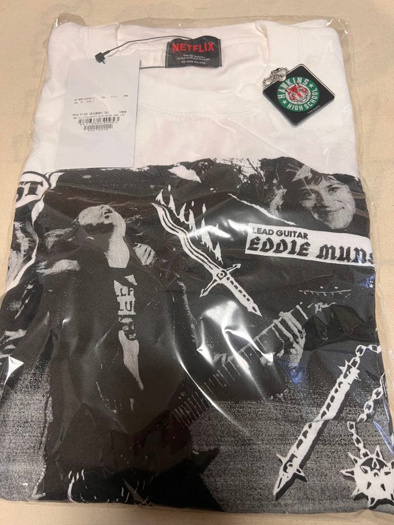 ストレンジャーシングス　V.A.のコラボTシャツ　アクキーつき