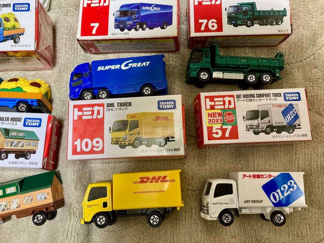 トミカ　箱付き16台セット