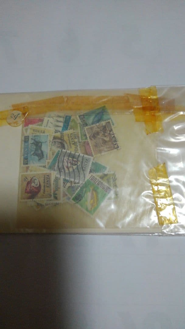 ケニア旧通貨(紙幣と硬貨のセット)使用済切手50枚付