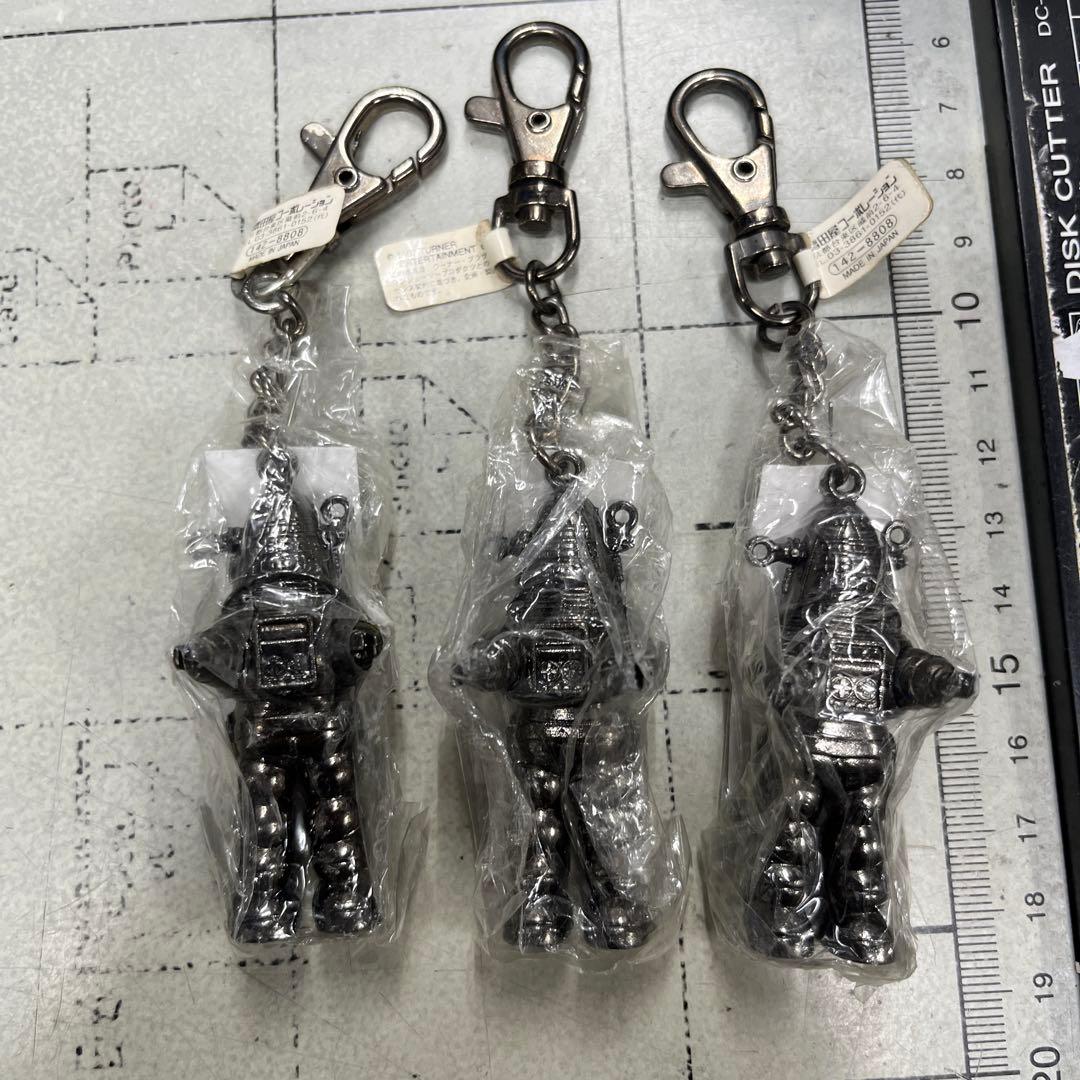 「ロビー・ザ・ロボット」のキーホルダー 3個まとめて処分
