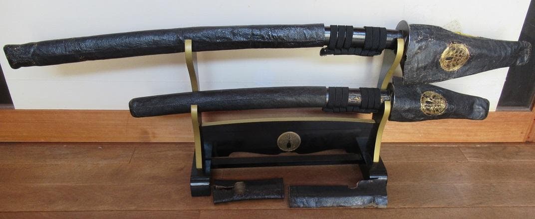 名品 抱茗荷紋図の黒漆菜種塗鞘打刀大小拵 特別保存刀装具鑑定書付