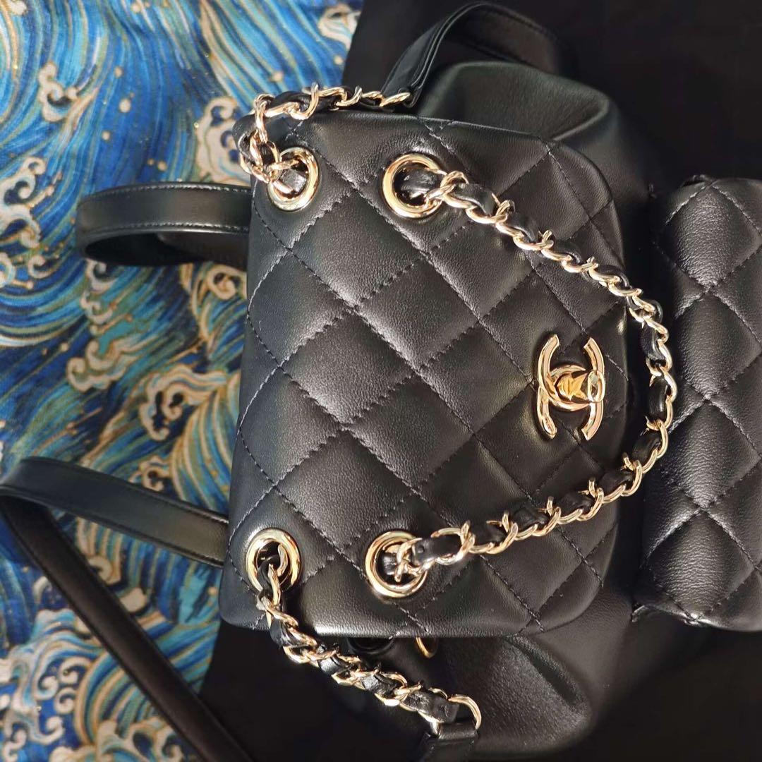 キルティングデザインのブラックリュック、ゴールドチェーン付き