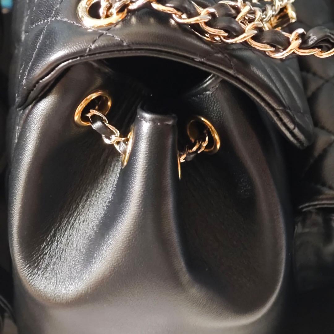 キルティングデザインのブラックリュック、ゴールドチェーン付き