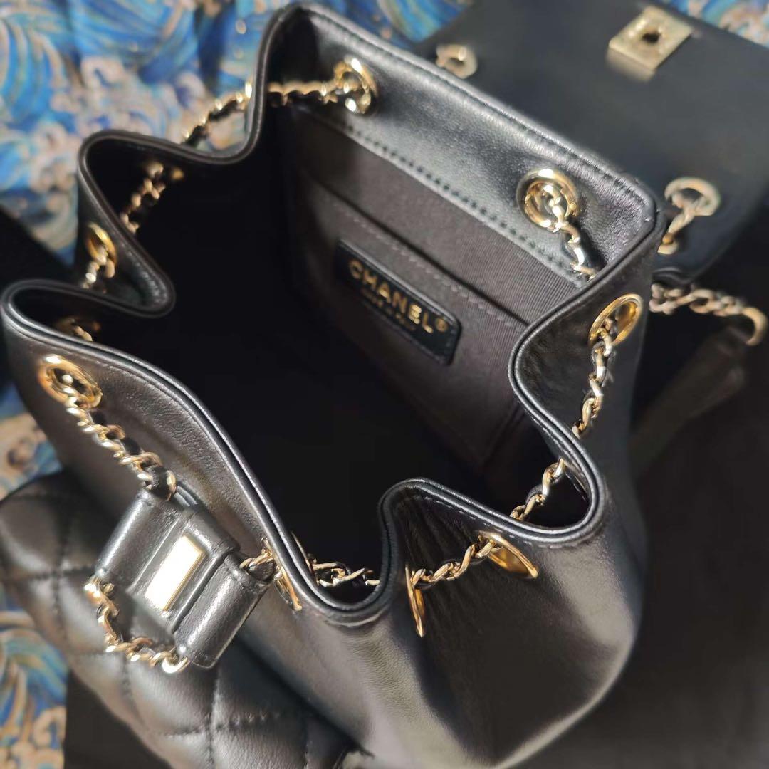 キルティングデザインのブラックリュック、ゴールドチェーン付き