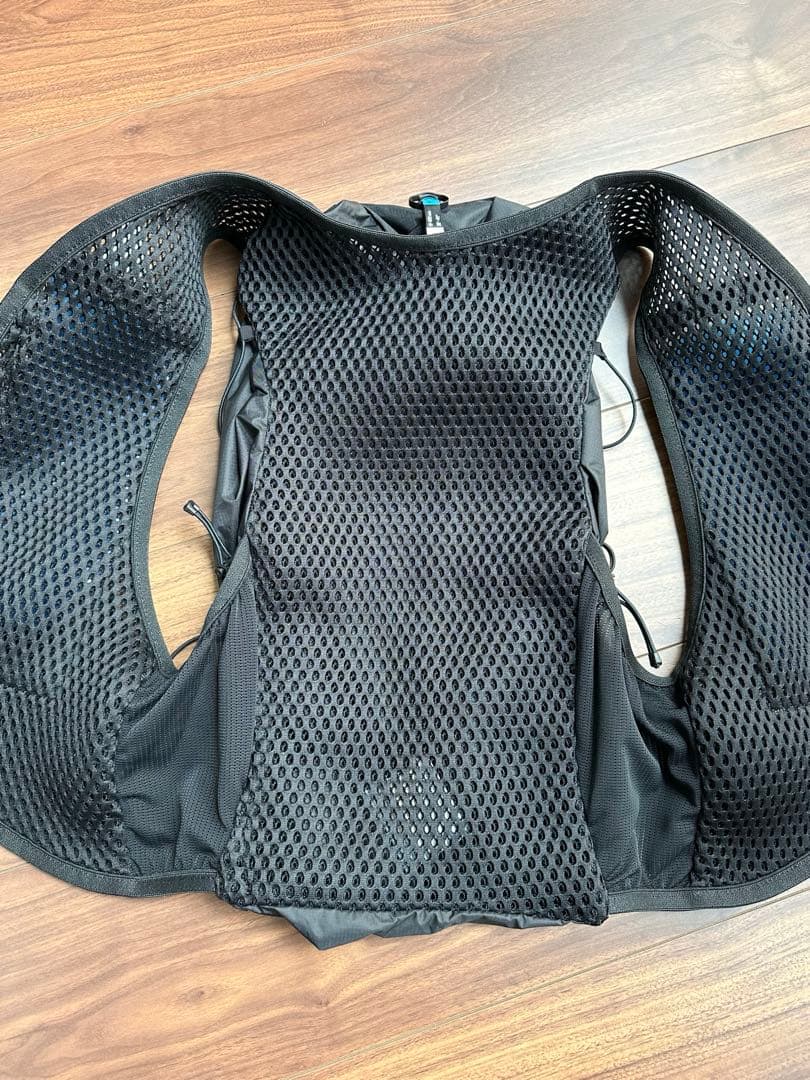 ACTIVE SKIN 12 ユニセックス ランニングベスト（フラスク付）