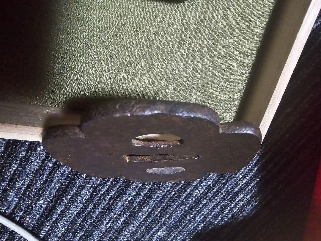 希少　信家　亀甲紋様鐔　縦75mm横69mm厚さ4mm