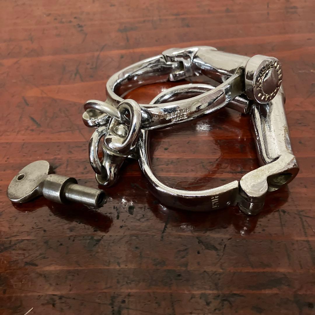 イギリス「ＨＩＡＴＴ」社のビンテージステンレス製ハンドカフ　鍵付き