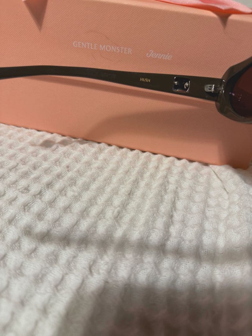 GENTLE MONSTER Jennieコラボ サングラスリボンチャーム付き