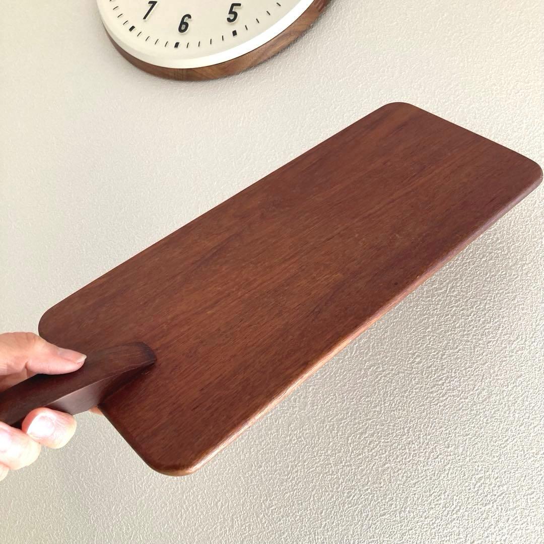 北欧ヴィンテージ　無垢材　チークのカッティングボード　持ち手付きトレイ