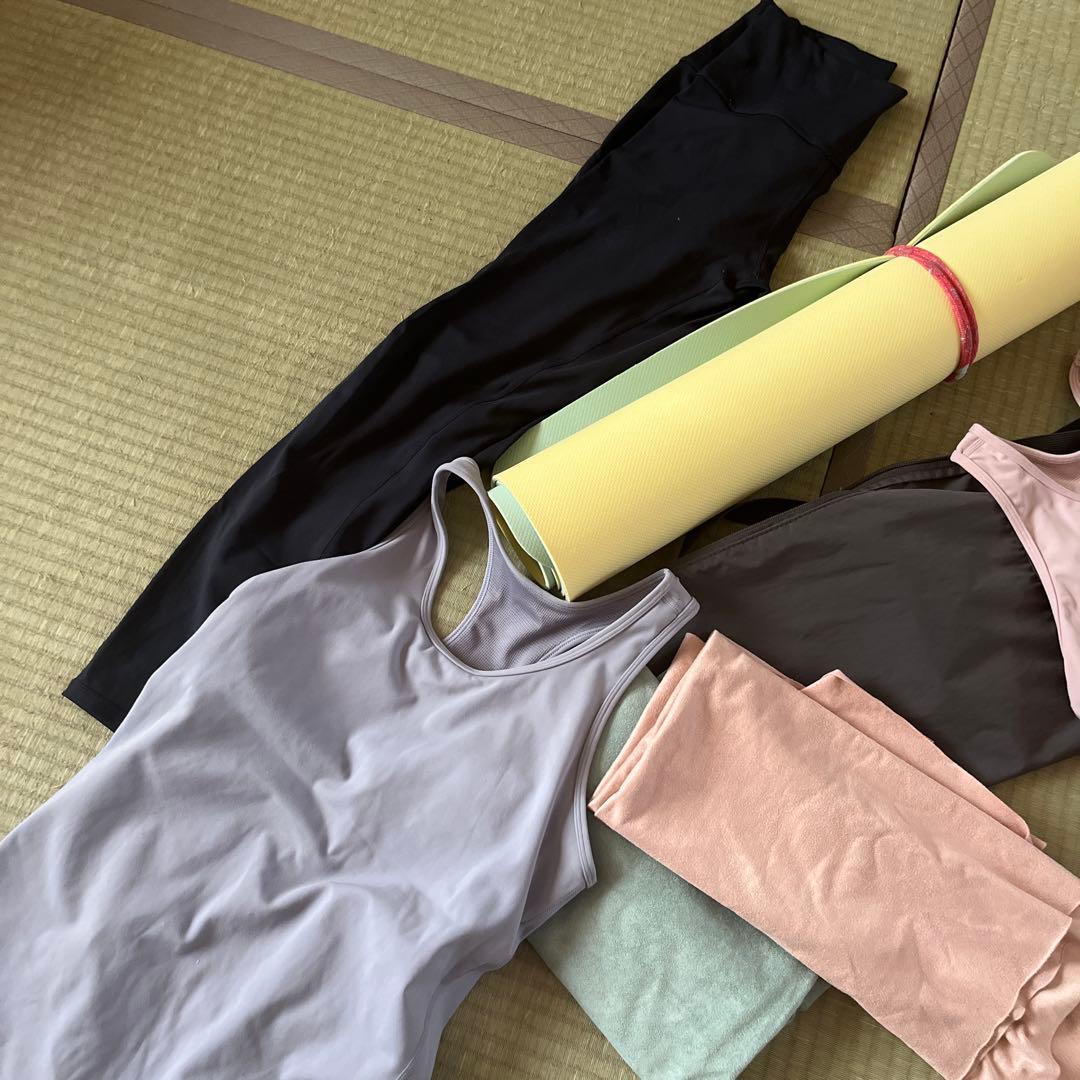 ヨガウェアセット タンクトップとレギンス　ヨガマット✖️1 シート✖️2枚