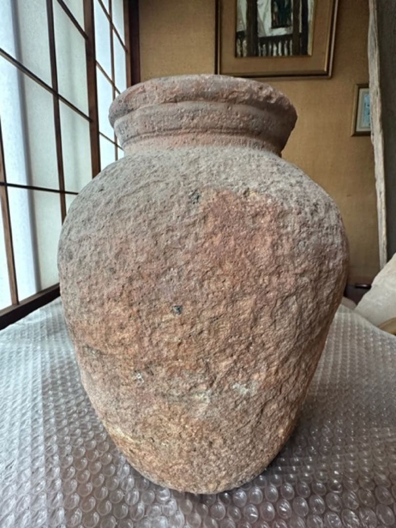 石のような硬い赤褐色の古壺