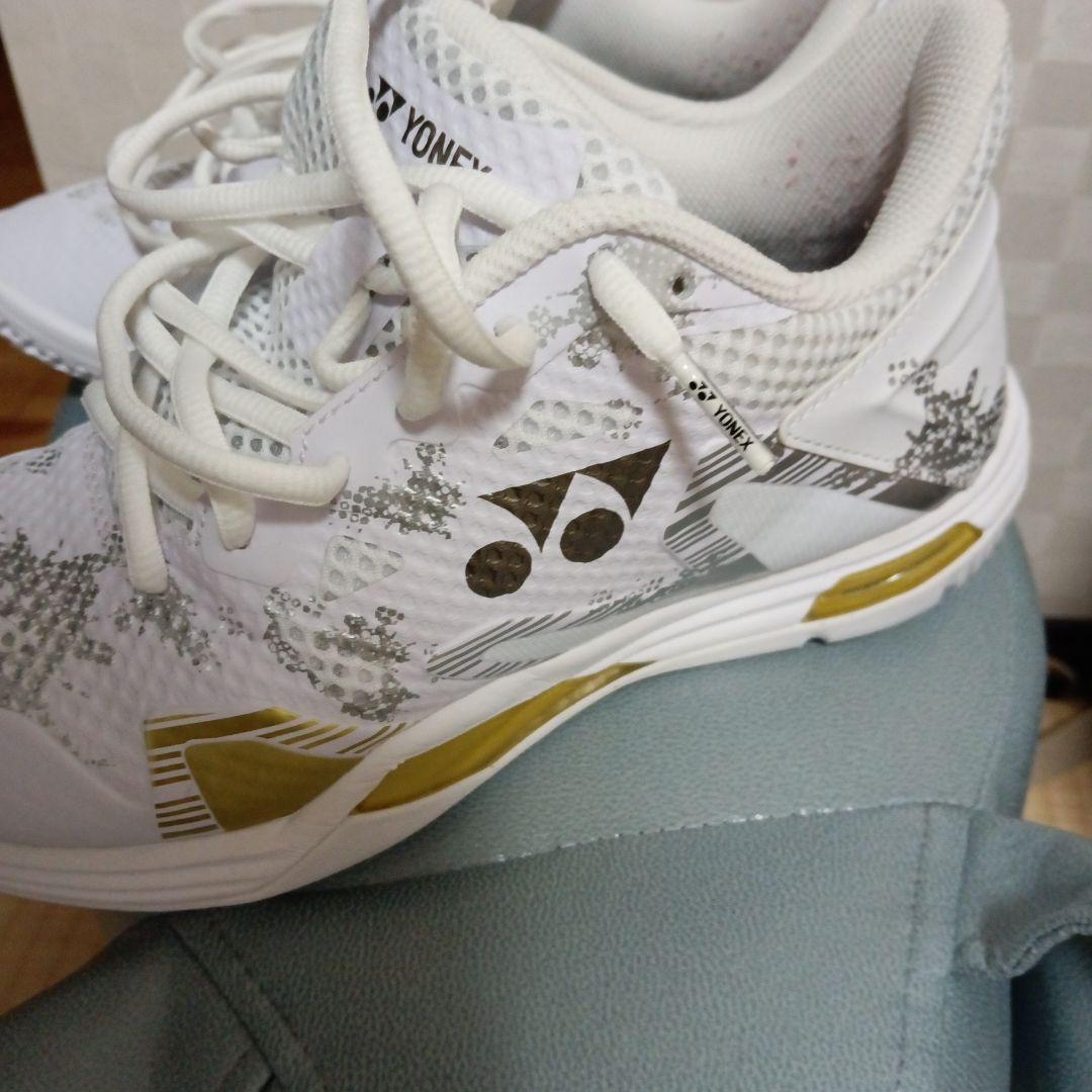 YONEXパワークッション バドミントンシューズ ホワイト２４㌢