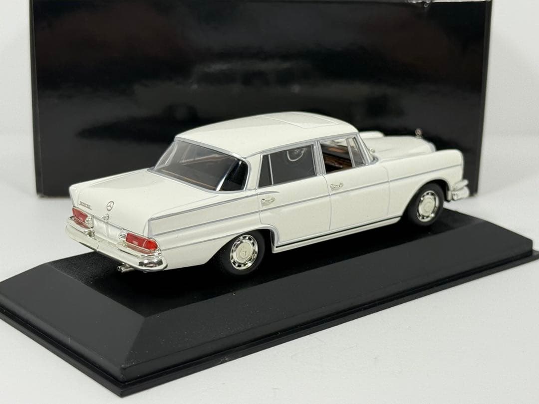 1/43 メルセデス ベンツ 300 SE lang 1965 ホワイト