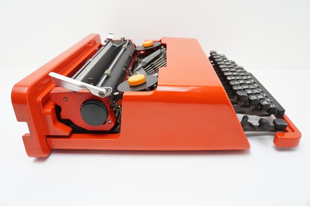 動作品　Olivetti Valentine タイプライター　未使用リボン付