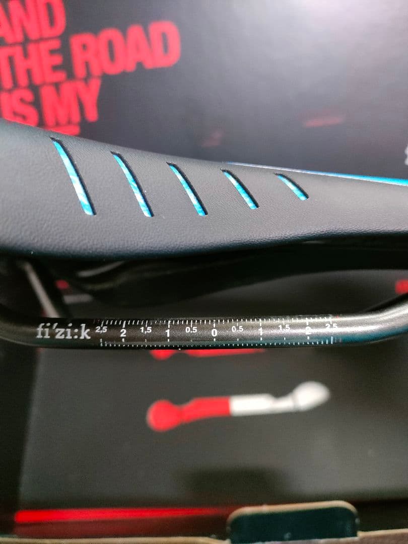 fi'zi:k Antares R3 サドル ブラック/ブルー