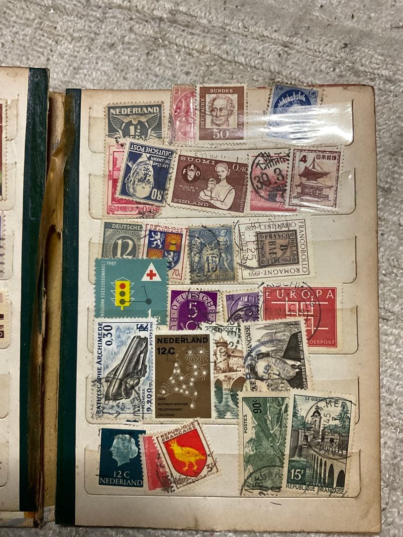 使用済み外国切手／157枚程。日本の切手も少々。【古い時代の切手ばかりです】。