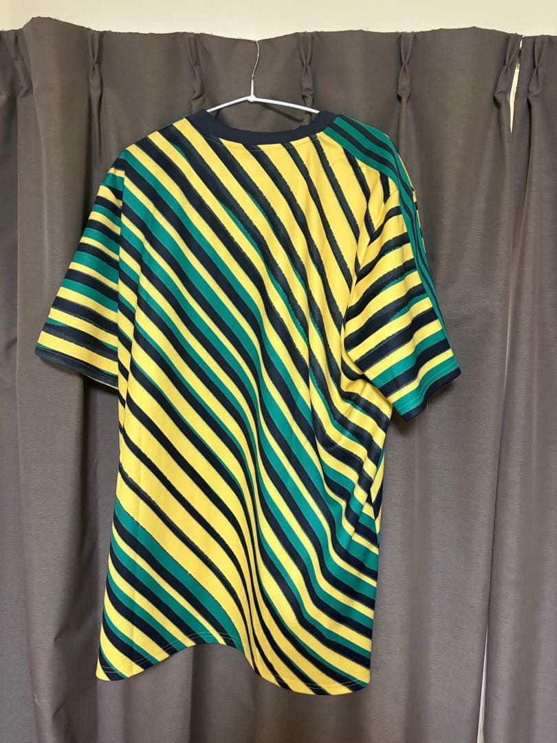 adidas ストライプシャツ ジャマイカ色