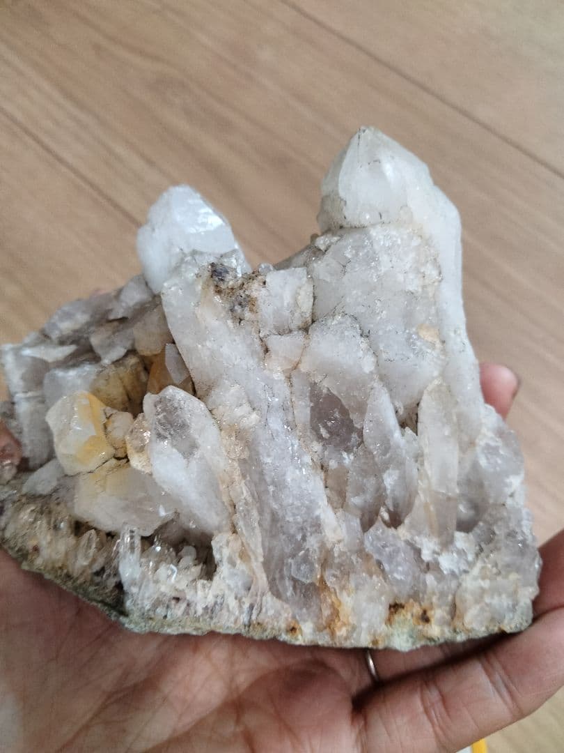 栃木県足尾銅山坑道内より産した伝説のアメシストです。多頭水晶　紫水晶　437g