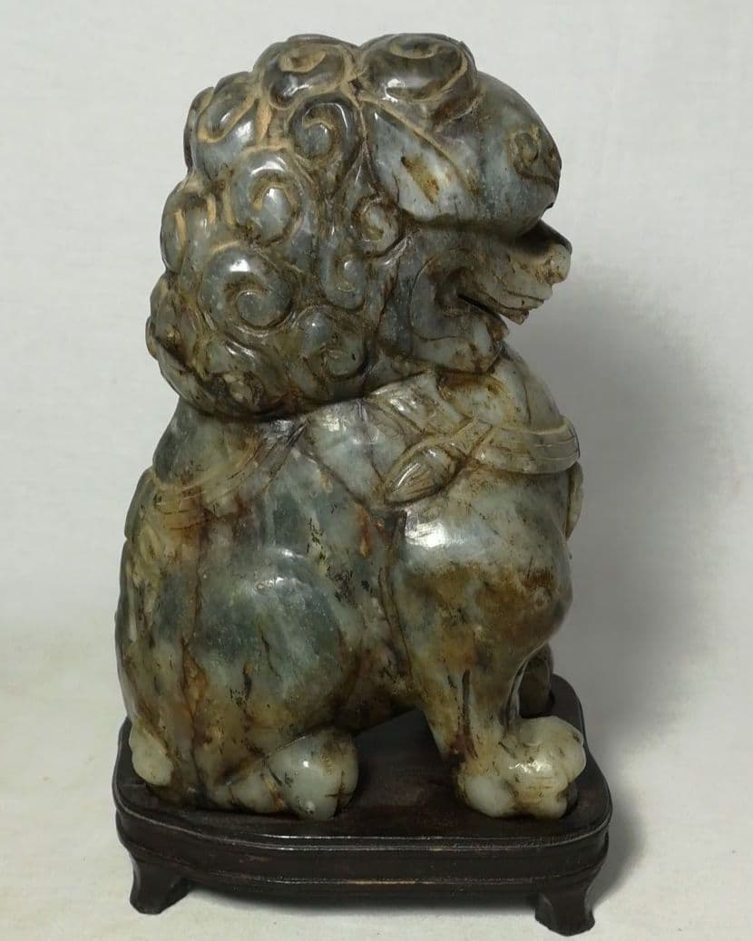 時代　中国美術　翡翠　和田　碧玉　古玉　雕刻　獅子　一対　台座付
