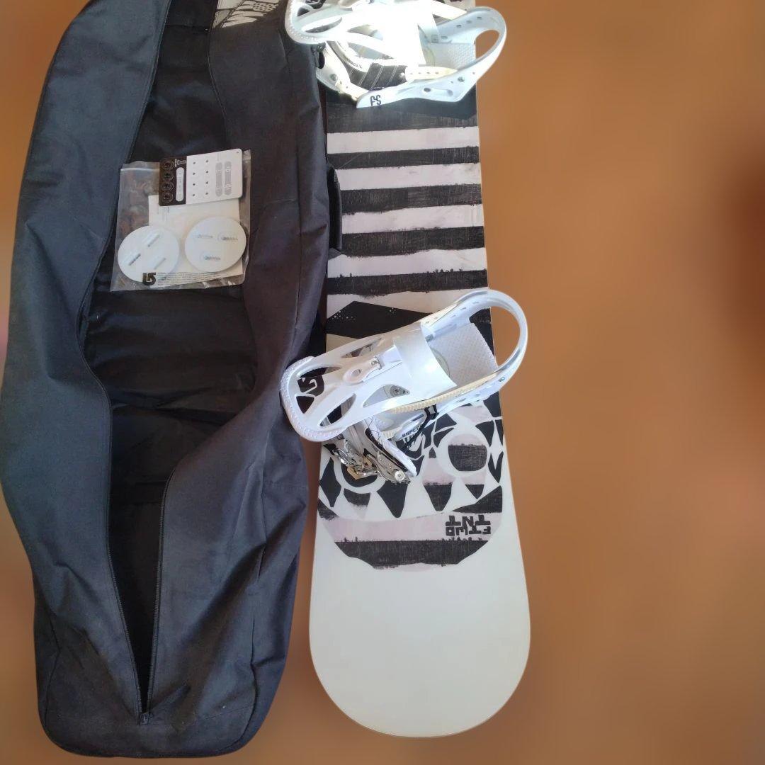 スノボ　スノーボード　白　BURTON　板　雪　レジャー　メンズ　訳あり