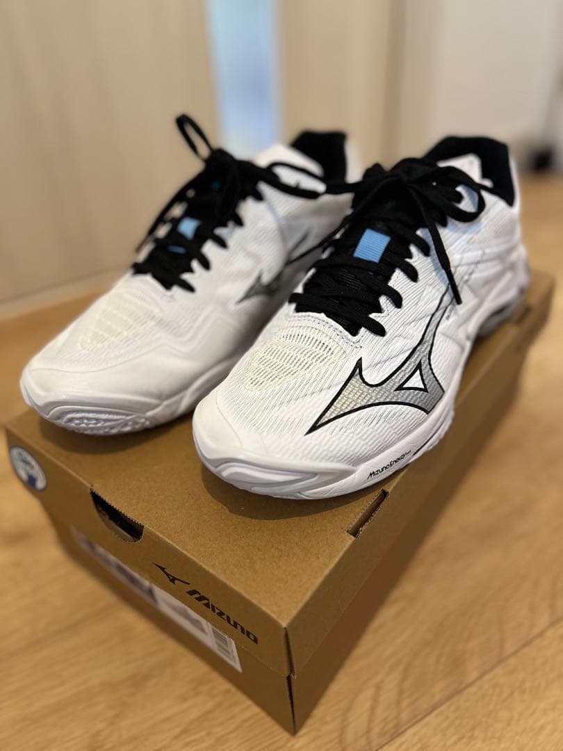 新作　ミズノ　バレーボールシューズ　ウェーブライトニング　25.5センチ