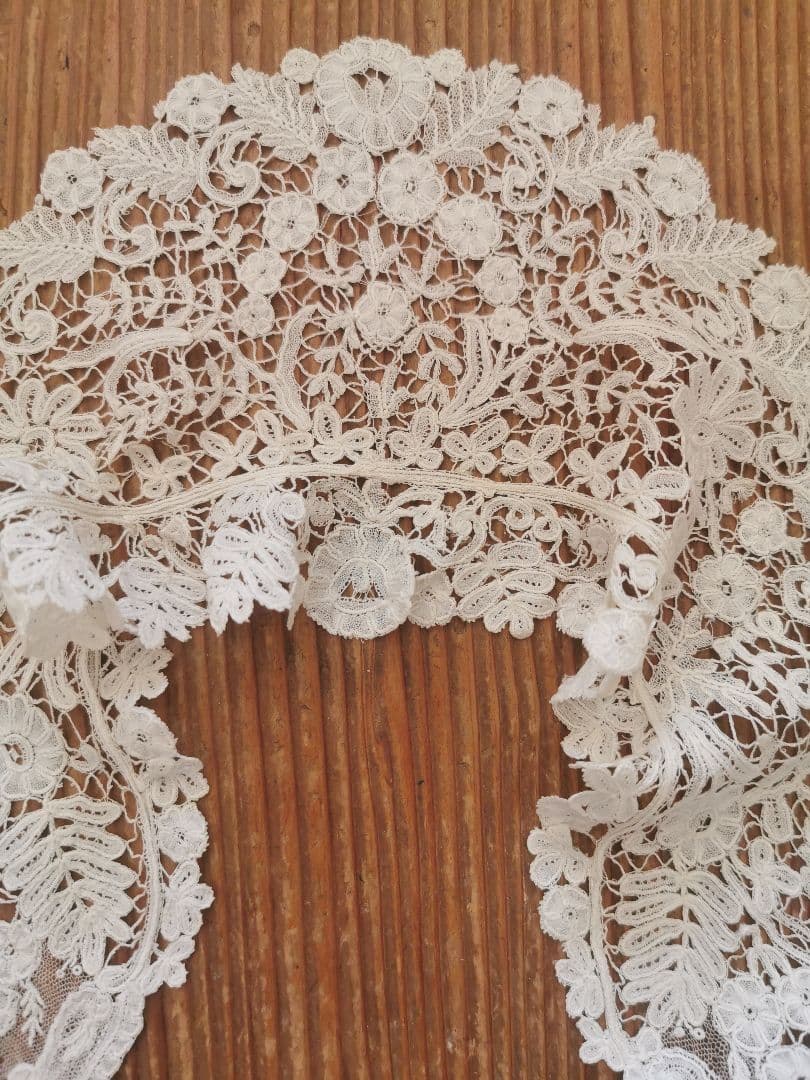 アンティークブリュッセル デュセス＆ポワンドガーズレース付け襟 三つ葉と小花と葉