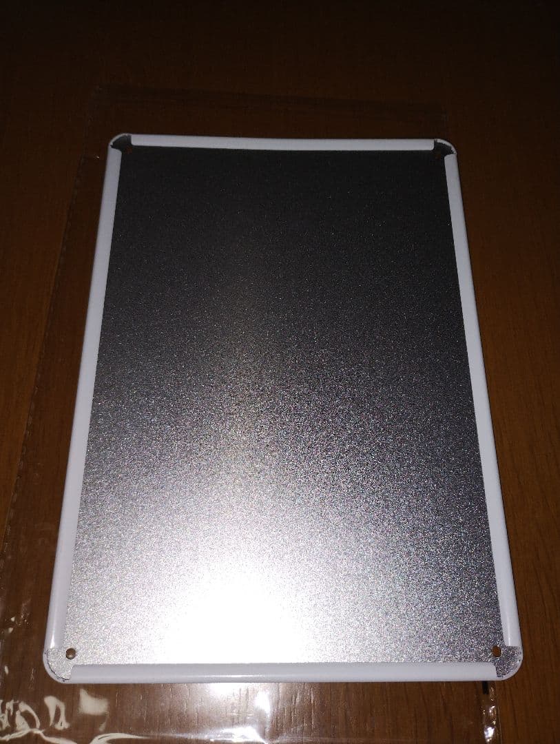 「キングスマン」の名台詞が記されたプレート、ネクタイ、メダルのレプリカのセット