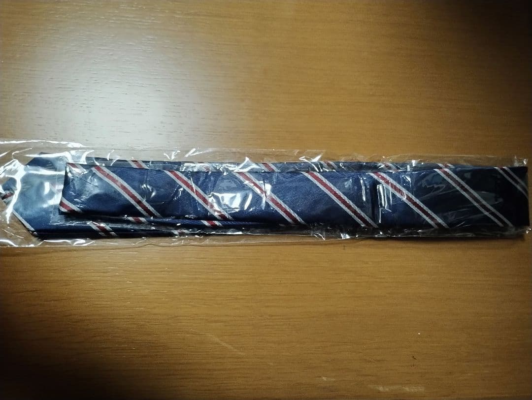 「キングスマン」の名台詞が記されたプレート、ネクタイ、メダルのレプリカのセット