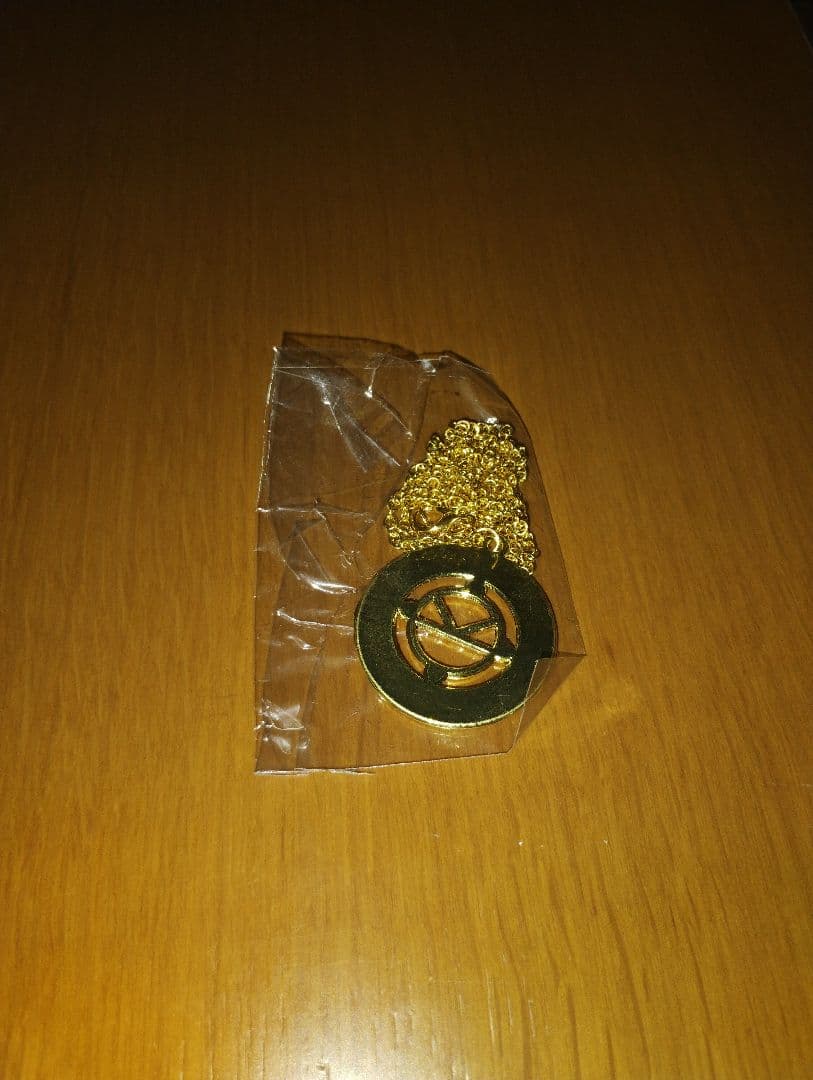 「キングスマン」の名台詞が記されたプレート、ネクタイ、メダルのレプリカのセット