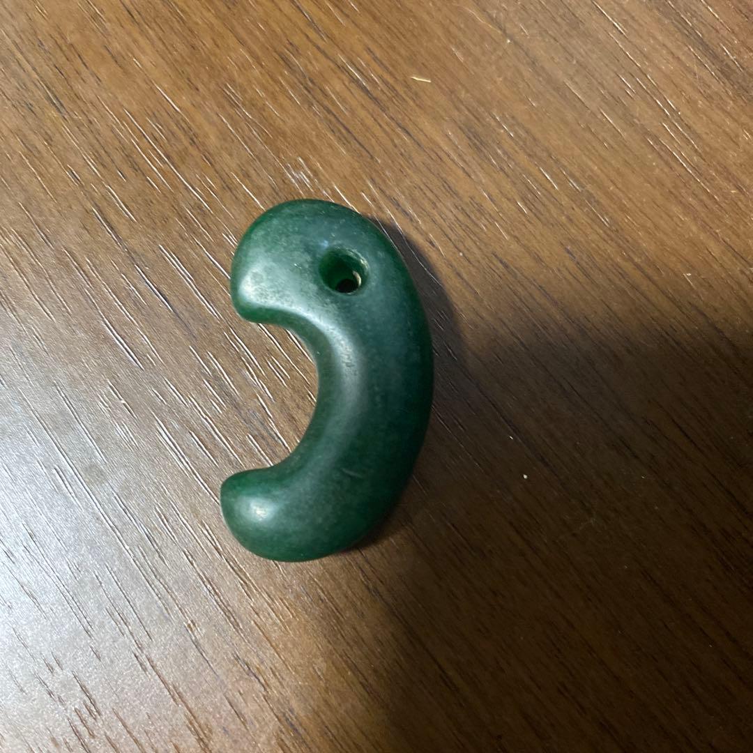 光に当てると模様が浮かび上がり綺麗です。オーラまとってる勾玉です。