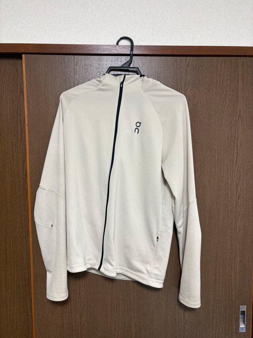 on ジップフーディー