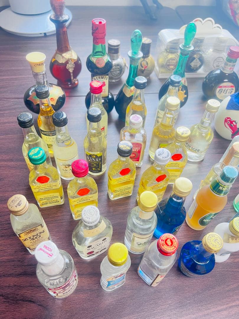 ー*う様 oo3古酒ミニボトルウイスキー、ブランデー、リキュールなど 約200本