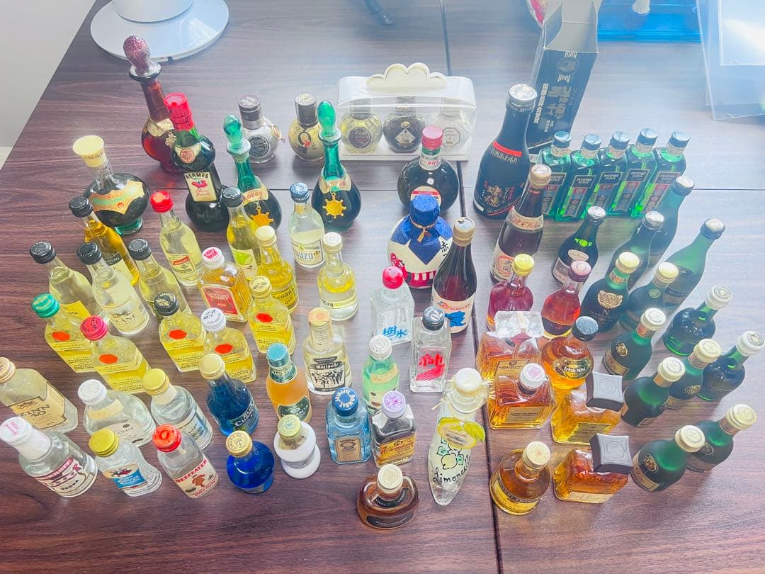 ー*う様 oo3古酒ミニボトルウイスキー、ブランデー、リキュールなど 約200本