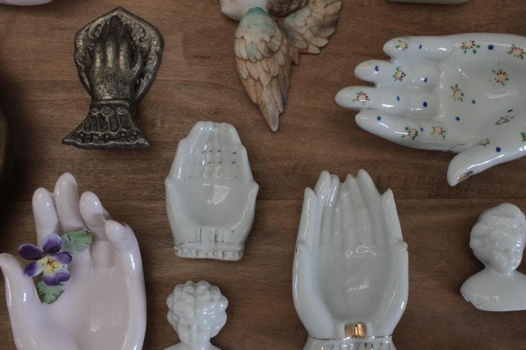 【A】ホワイトハンドモチーフ/Made in Japan /陶器製・小物入れ