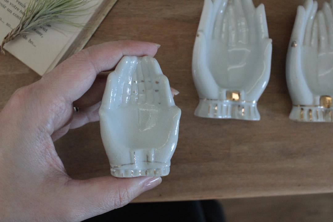 【A】ホワイトハンドモチーフ/Made in Japan /陶器製・小物入れ