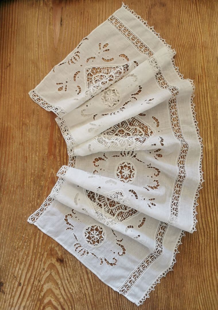 アンティーク 蜜蜂と蓮と葉のオープンカットワーク ボビンレースとろみリネンパネル