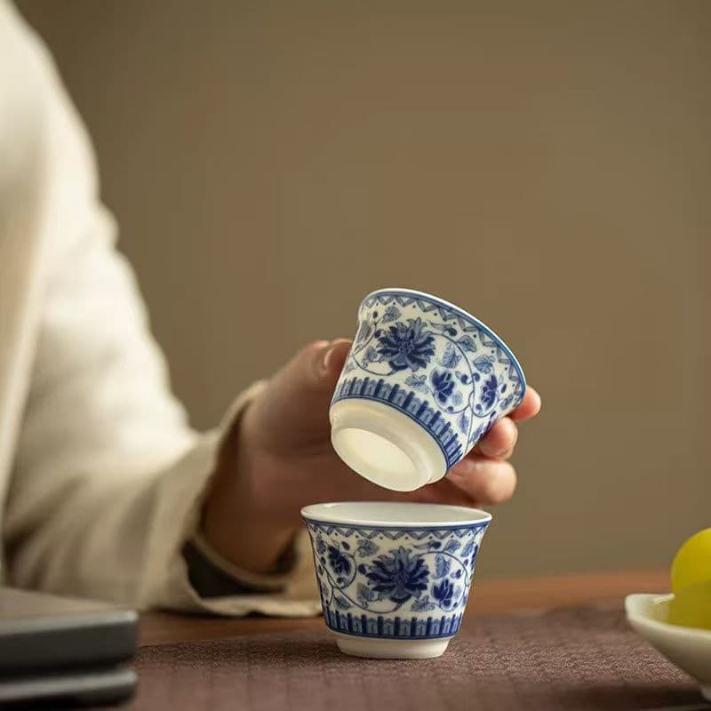 青と白の花模様の茶器カップ