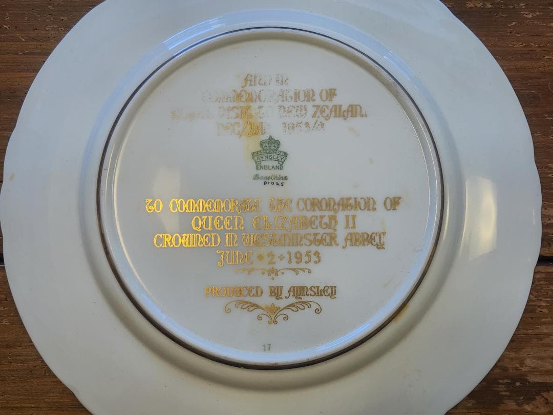 1953年にエインズレイ社が製作エリザベス女王戴冠記念の公式22k金プレート