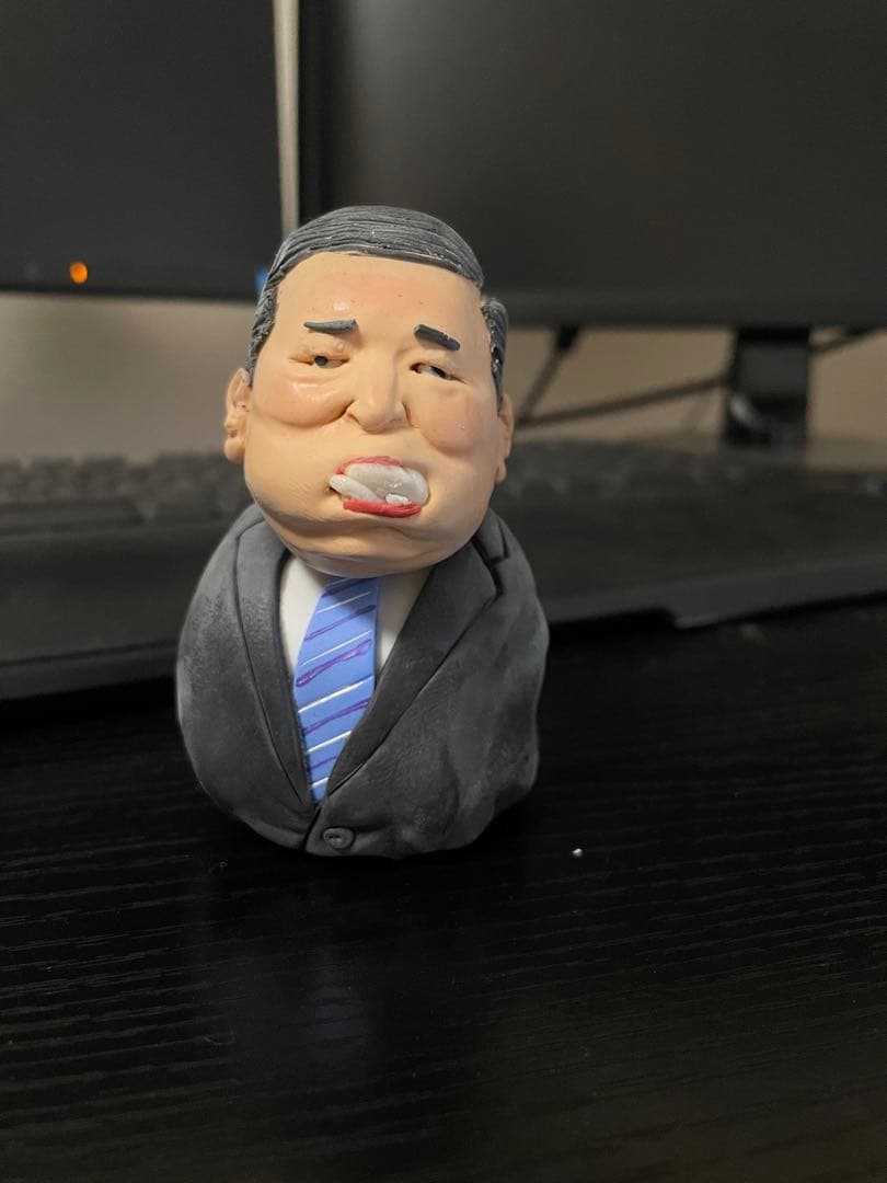 口いっぱいに頬張るもと首相