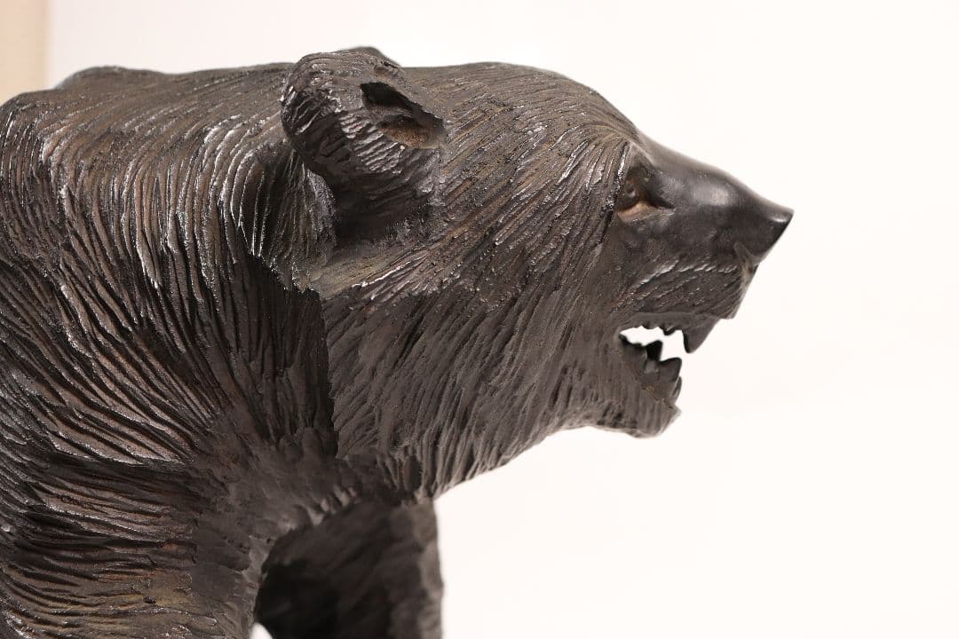 ブロンズ製の熊　木彫りの熊