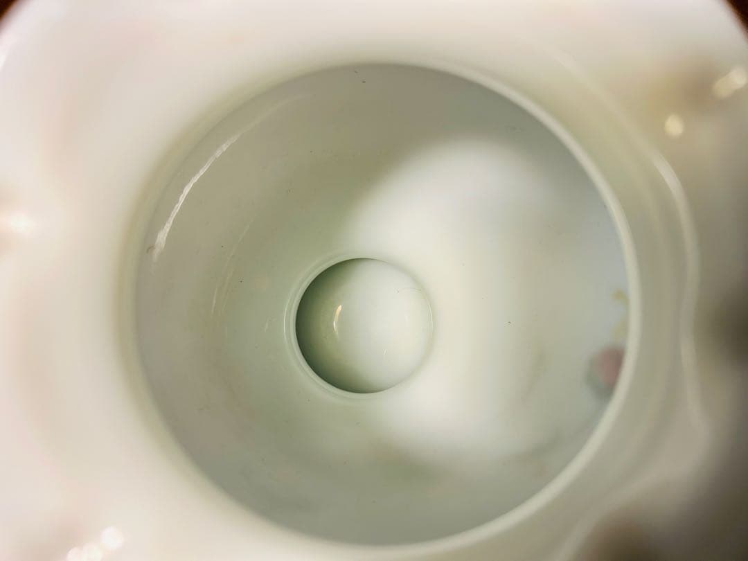 乳白ガラス　手描き花文　花瓶