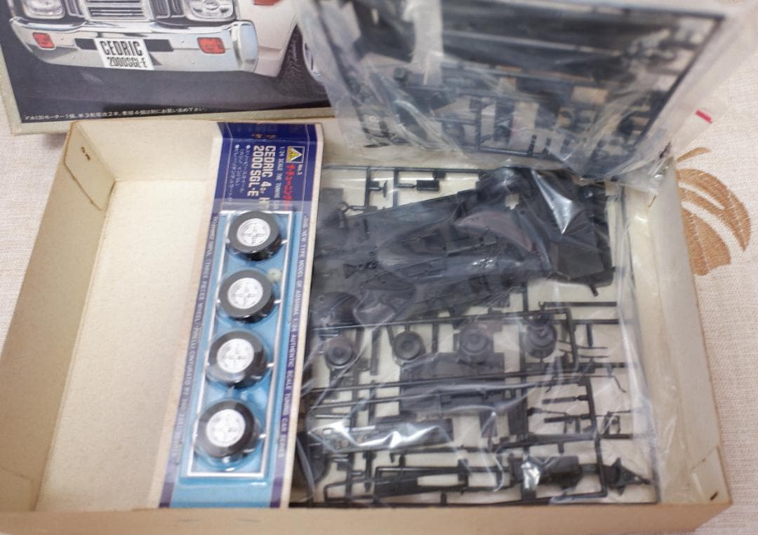 アオシマ 1/24 CEDRIC 4Dr HT 2000 SGL-E