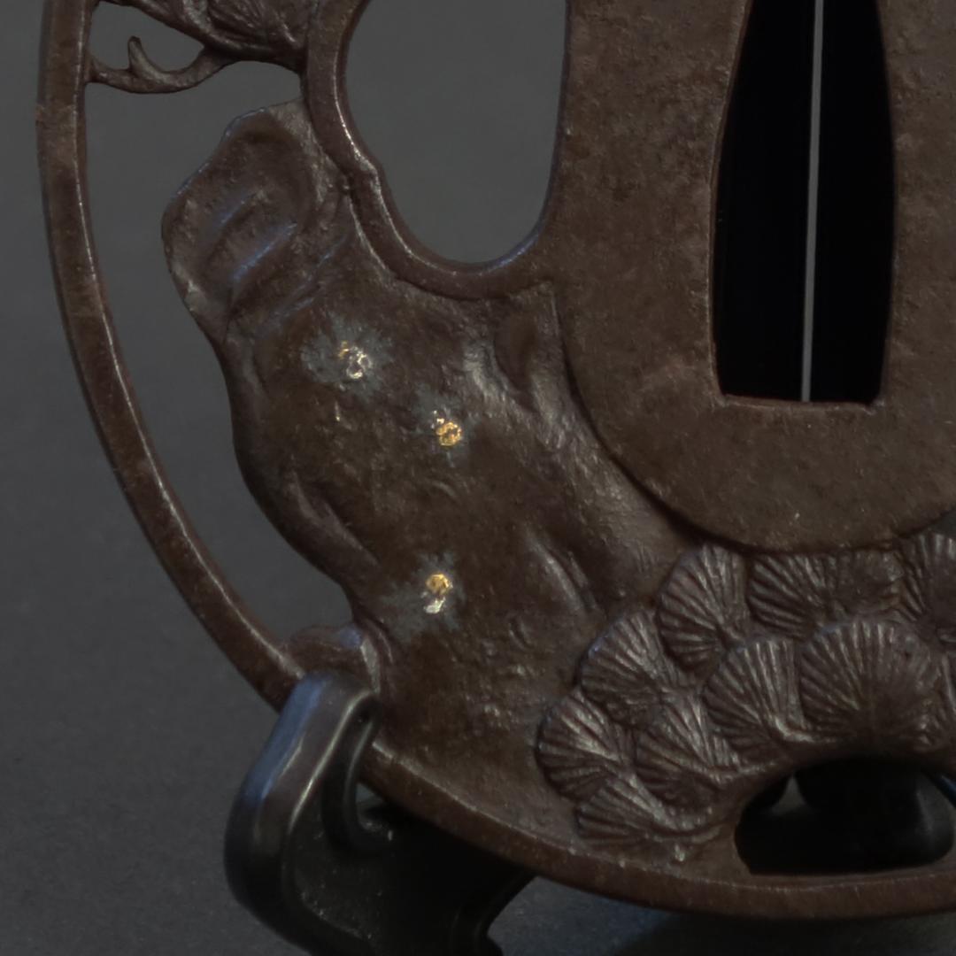 鍔 鐔 鉄地 刀装具 武具 骨董【在銘 柳川直政 翔鶴老松透鍔】(鍔箱付き)