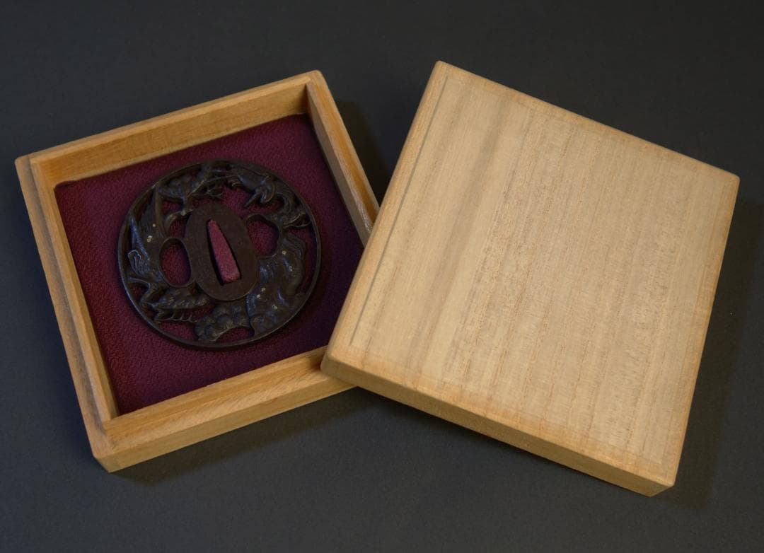 鍔 鐔 鉄地 刀装具 武具 骨董【在銘 柳川直政 翔鶴老松透鍔】(鍔箱付き)