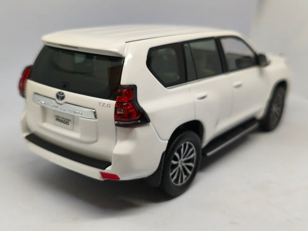 トヨタ ランドクルーザー プラド 1/30　カラーサンプル　色見本　ミニカー　白