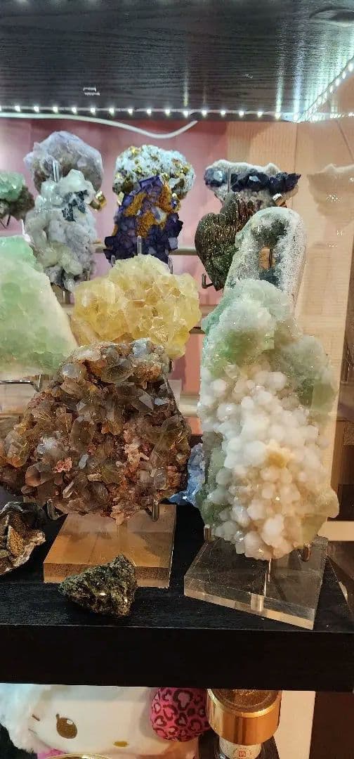 多彩な鉱物結晶コレクション